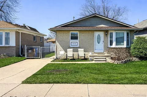 29038 Springstead St, Gibraltar, MI 48173