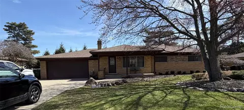 53162 Briar Dr, Shelby Township, MI 48316
