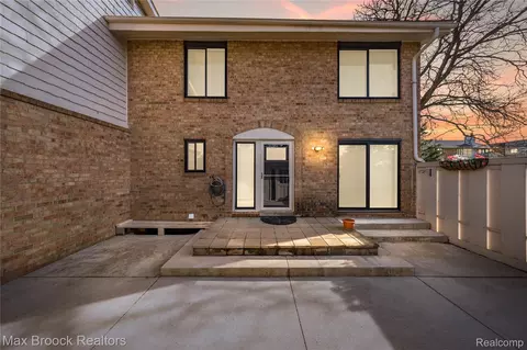 7451 Pebble Pt, West Bloomfield, MI 48322