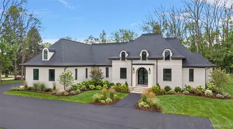 5560 Sheldon Rd, Oakland, MI 48306