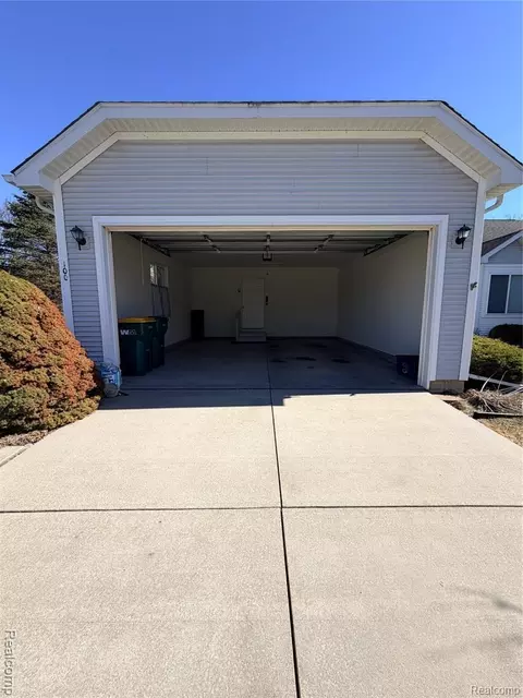 100 Aberdeen Dr #36, Flushing, MI 48433