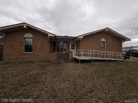 18169 Riverhill Dr, Macomb, MI 48044