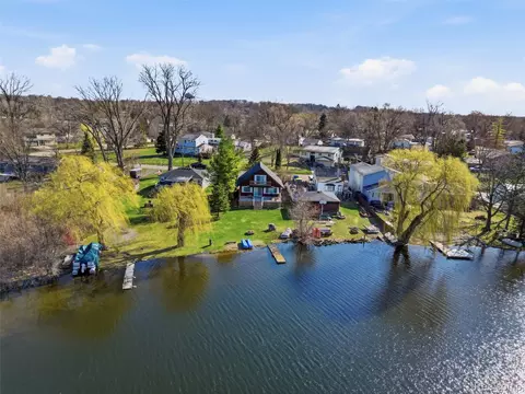 329 Lansing Dr, Waterford, MI 48328
