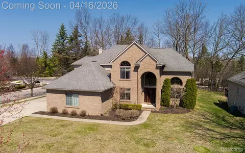 3472 Paramount Ln, Auburn Hills, MI 48326