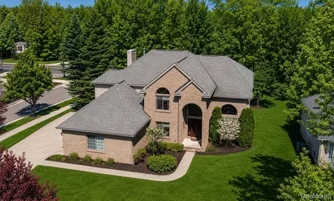 3472 Paramount Ln, Auburn Hills, MI 48326