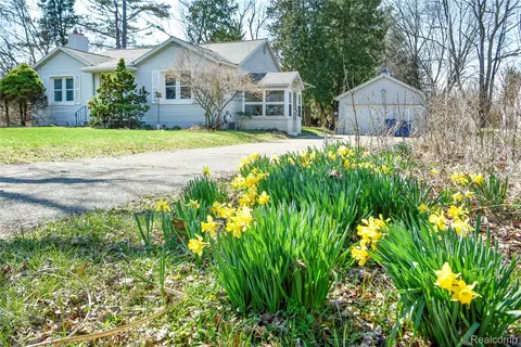 1493 Merry Rd, Waterford, MI 48328