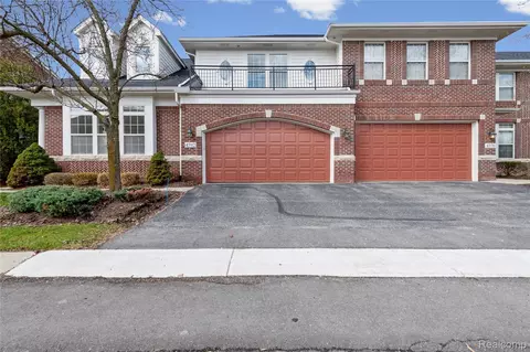 4392 Gateway Cir, West Bloomfield, MI 48322