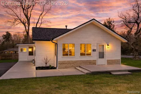 2514 Barton St, Commerce, MI 48382