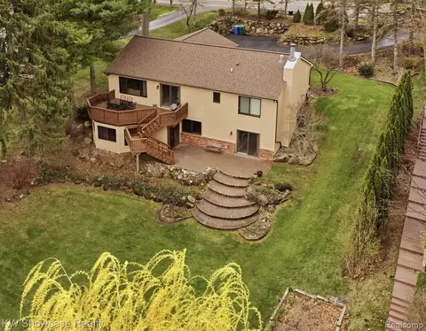 3330 Benstein Rd, Commerce, MI 48382