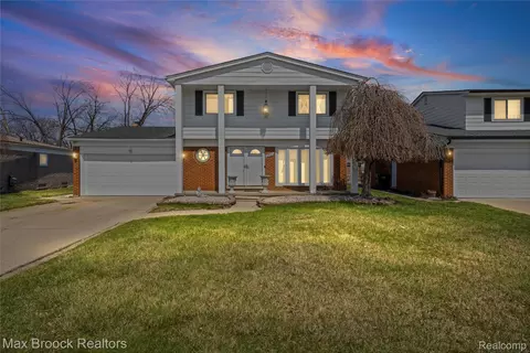 2923 Groves Dr, Sterling Heights, MI 48310