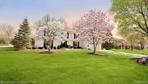 3279 E Breckenridge Ln, Bloomfield Township, MI 48301