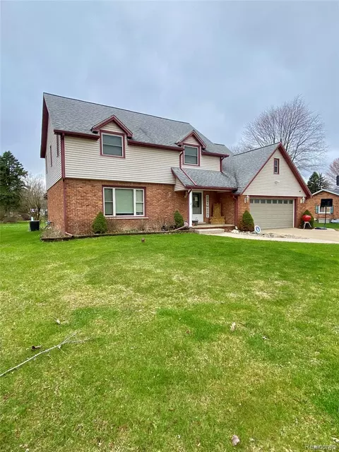 5177 Elizabeth Ln, Almont, MI 48003