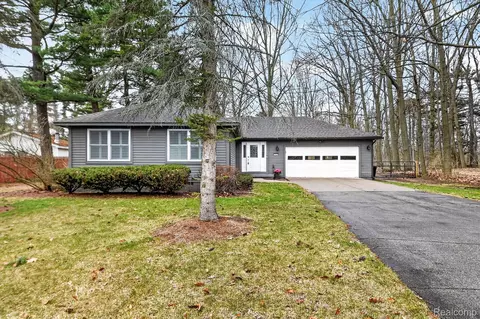 5569 Lakeshore Rd, Fort Gratiot, MI 48059