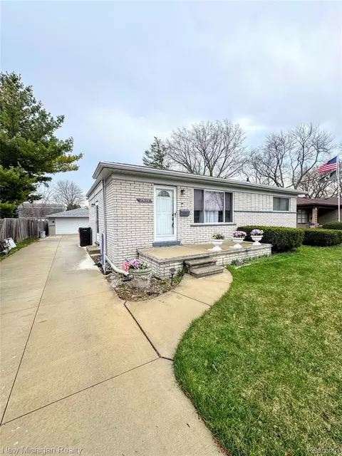 25888 Carl St, Roseville, MI 48066