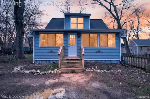 9024 Mandon Rd, White Lake, MI 48386