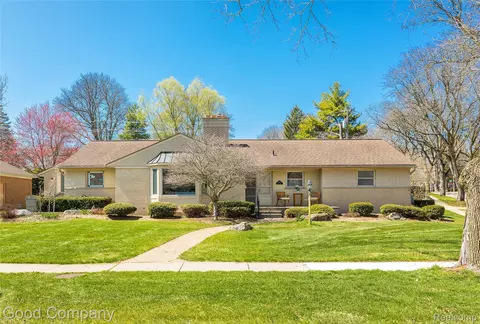 2135 Vinsetta Blvd, Royal Oak, MI 48073
