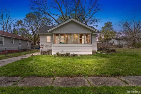 1717 Wolcott St, Flint, MI 48504