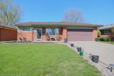 29847 Palomino Dr, Warren, MI 48093