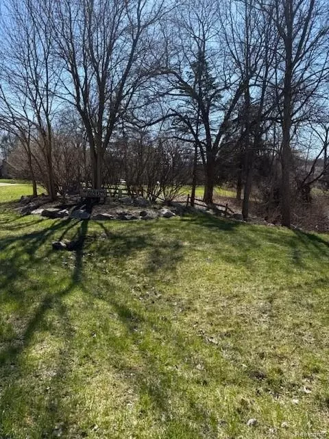 5926 Hunters Ridge Dr, Washington, MI 48094