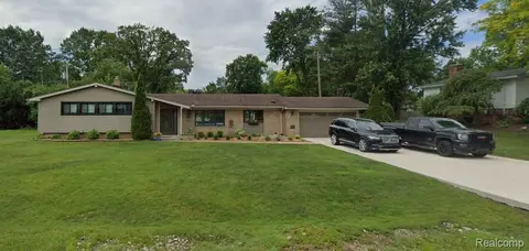 7070 Riverstone Rd, West Bloomfield, MI 48322