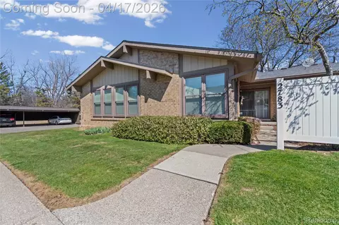 2783 Roundtree Dr, Troy, MI 48083