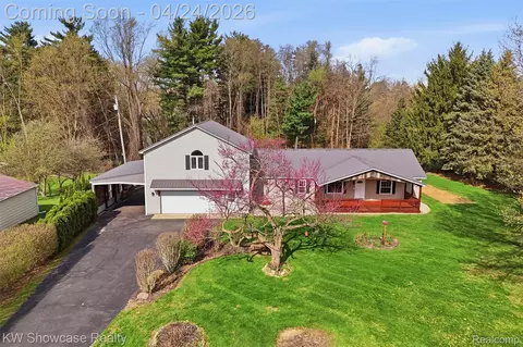 3708 Hideaway Ct, Brighton, MI 48114