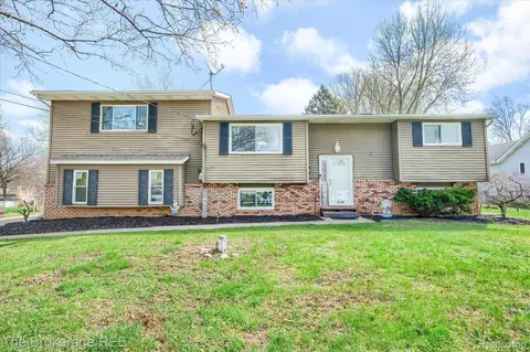 4156 Bobwhite Dr, Flint, MI 48506