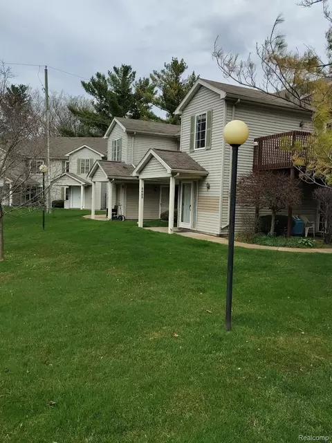 5025 S Saybrook Ct #15, Waterford, MI 48327