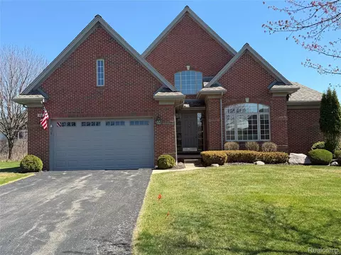 7350 Pine Vista Dr, Genoa, MI 48116