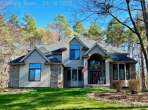 1320 Pine Dr, Groveland, MI 48462