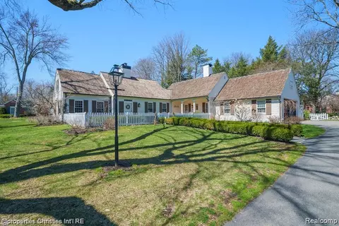 6050 W Surrey Rd, Bloomfield Hills, MI 48301