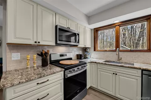 Kitchen - 9447 Continental Dr, Taylor, MI 48180 photo 3 of 8