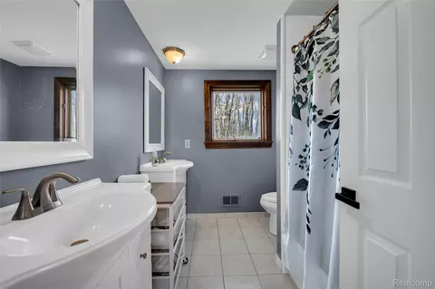 Bath - 9447 Continental Dr, Taylor, MI 48180 photo 2 of 3