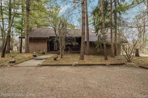 32674 Bingham Ln, Bingham Farms, MI 48025