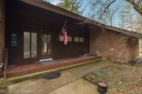 32674 Bingham Ln, Bingham Farms, MI 48025
