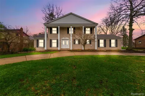 5119 Greenbriar Dr, West Bloomfield, MI 48323