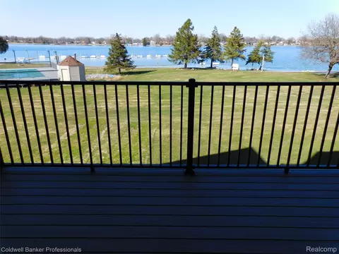 3436 Adams Shore Dr, Waterford, MI 48329