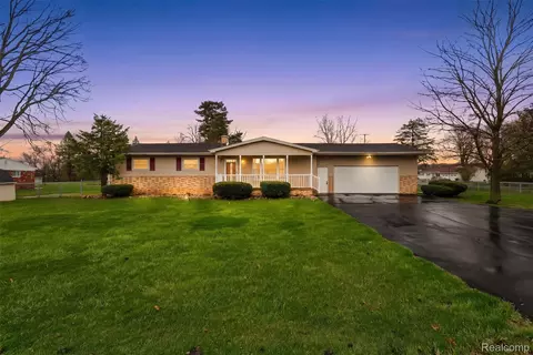 11840 Woodland Dr, Venice, MI 48449