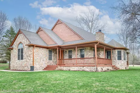 9055 N Island Dr, Flushing, MI 48433