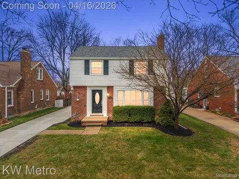 1904 Manchester Blvd, Grosse Pointe Woods, MI 48236