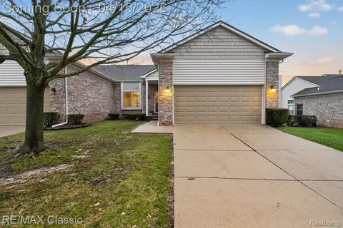 652 Woodside Dr, Milford, MI 48381