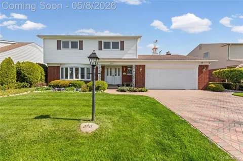 690 Briarcliff Dr, Grosse Pointe Woods, MI 48236