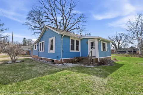 3503 Watkins Lake Rd, Waterford, MI 48328