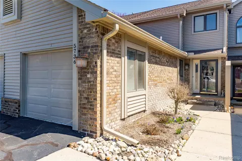 5736 Leeward Ct, Independence, MI 48346