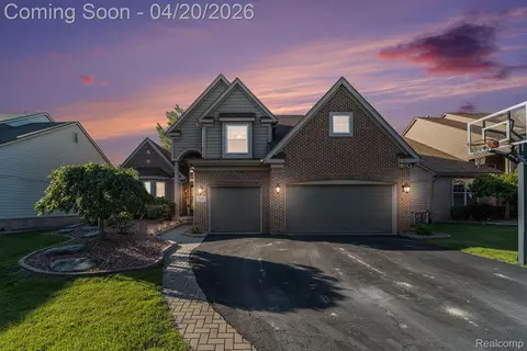 7590 Acorn Hill Ct, West Bloomfield, MI 48323