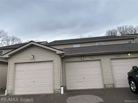 5024 Harbor Oak Dr, Waterford, MI 48329