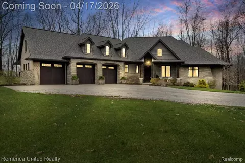 1425 Wind Valley Ln, Holly, MI 48442