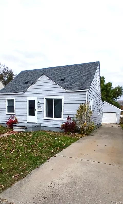 19021 Hazelwood St, Roseville, MI 48066