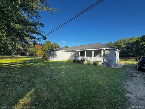 904 Rowland Rd, Leonard, MI 48367