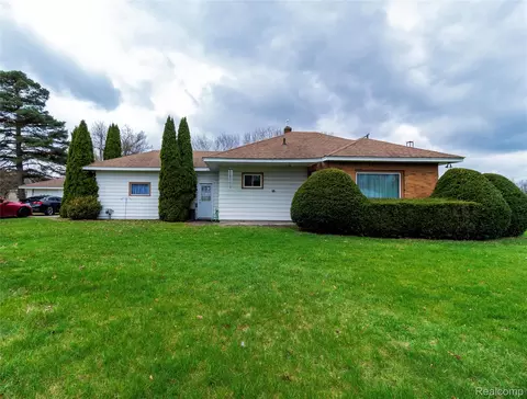 1334 Peppermill Rd, Lapeer, MI 48446